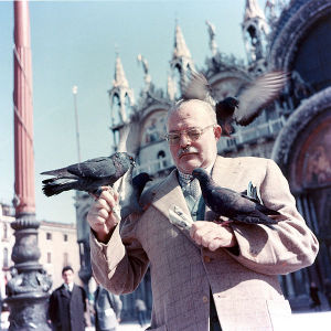 600px-Ernest_Hemingway_with_pigeons,_Venice,_1954.jpg